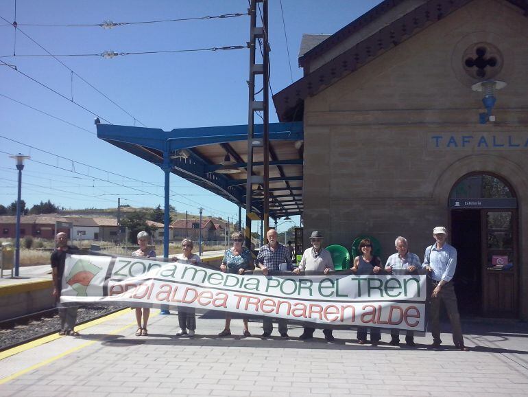 Miembros de la Asociación Zona Media por el Tren tras la rueda de prensa en la estación de Tafalla