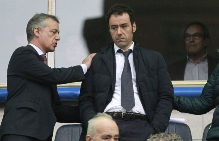 Alex Aranzabal, consolado por el lehendakari Urkullu tras la última jornada de la pasada temporada