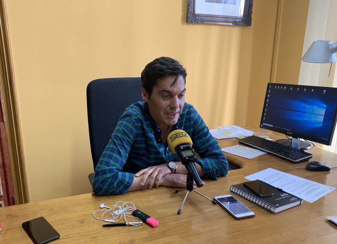 El portavoz popular, Luis Carlos Salcedo, anuncia la puesta en marcha de una Revisión de Puestos de Trabajo