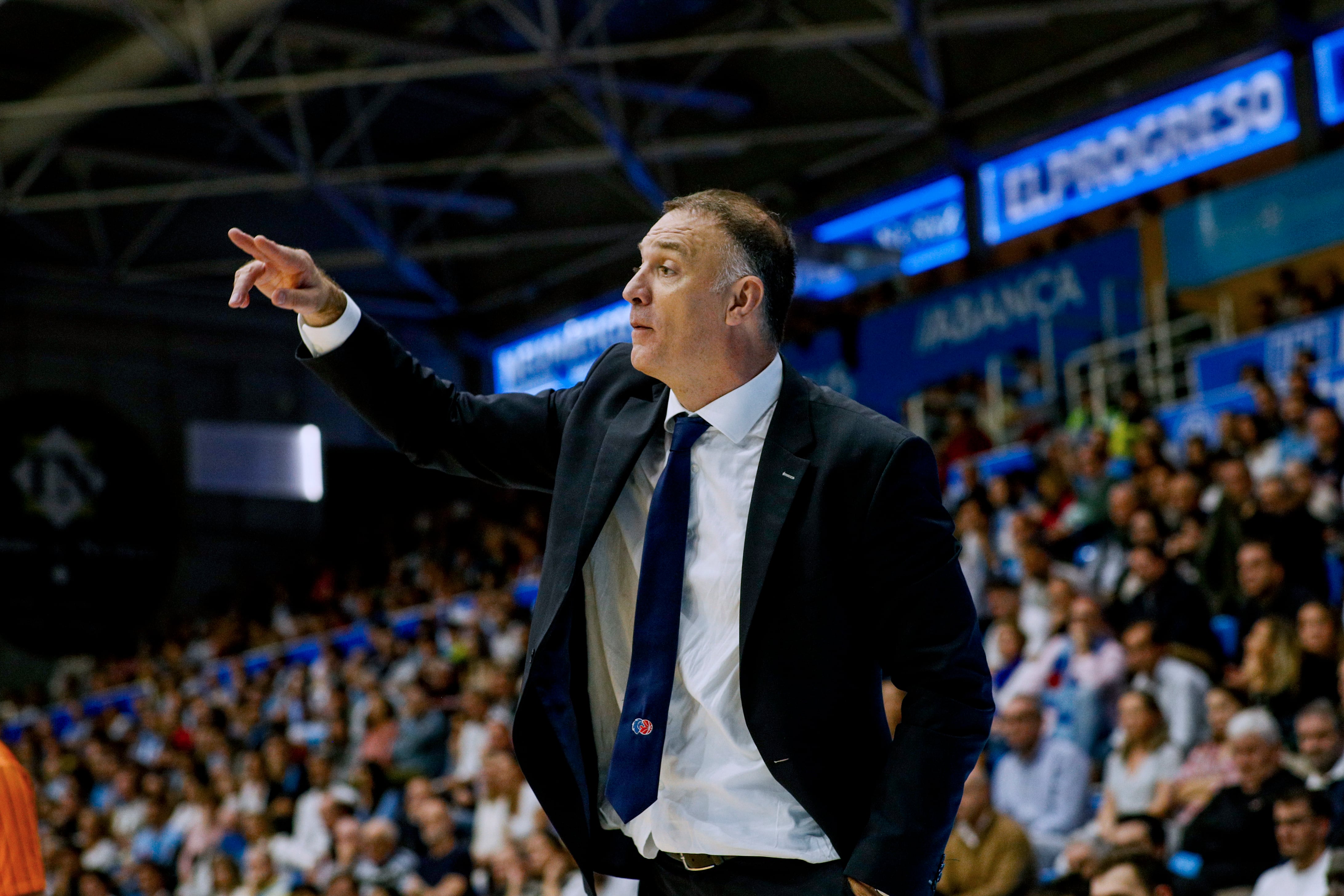 LUGO , 11/11/2023.- El entrenador del Breogán, el croata Veljko Mrsic durante el partido de la Liga Endesa de baloncesto ante el Joventut que se disputa este sábado en Lugo. EFE/ Pedro Eliseo Agrelo Trigo
