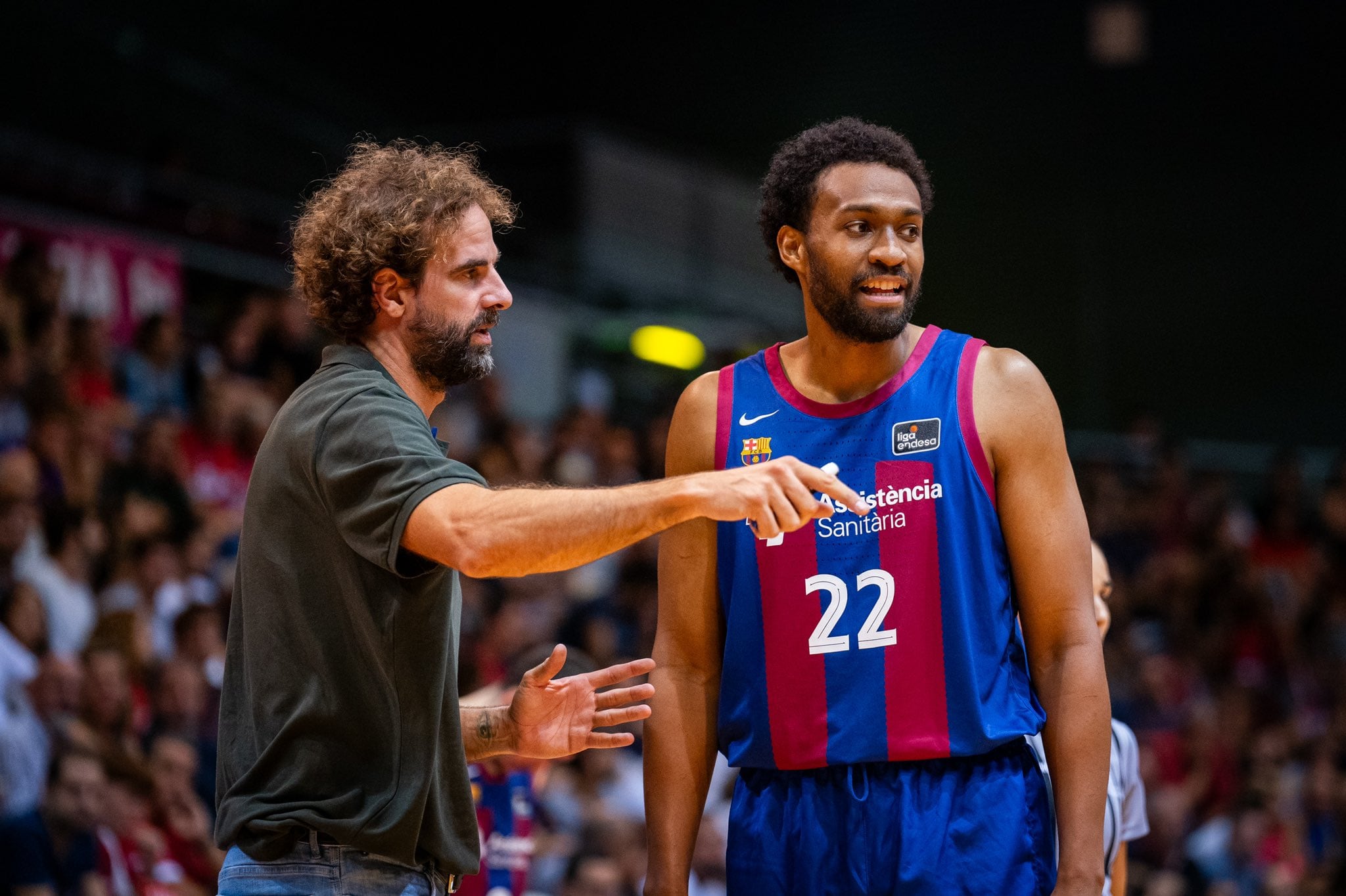 Roger Grimau, en una fotografía de archivo junto al jugador azulgrana Jabari Parker.