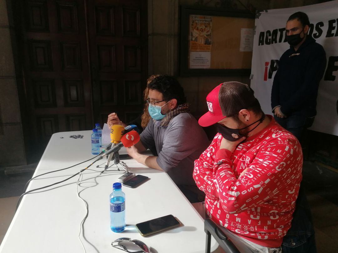 Félix Marcos y David Sampedro, de &#039;Hostelería con Conciencia&#039;, a la entrada de la iglesia de San José, en Gijón. 