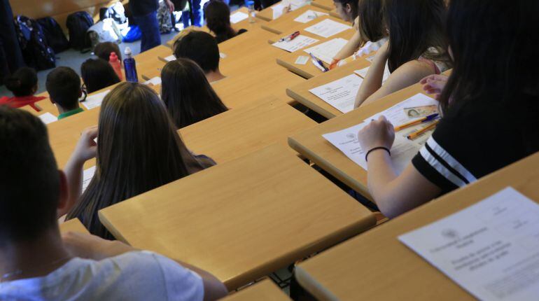 Varios estudiantes al inicio de la Prueba de Acceso a la Universidad (PAU) en la Ciudad Universitaria, Madrid.