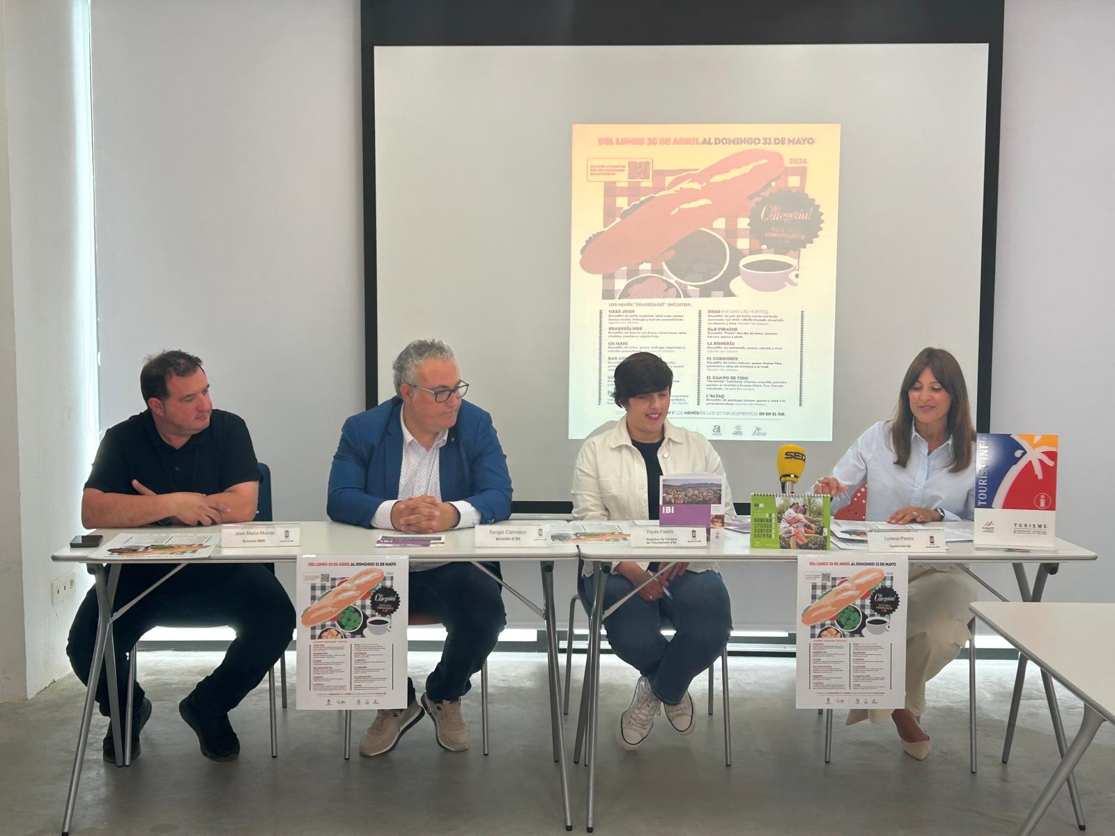 José María Murcia, hostelero; Sergio Carrasco, alcalde de Ibi; Paula Peidró, teniente de alcalde de Turismo; y Lorena Pastor, de la Oficina de Turismo, presentando la 5ª Ruta dels esmorzarets de Ibi.