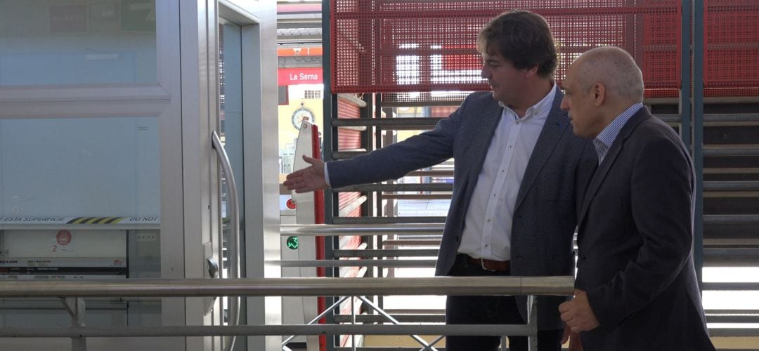 El alcalde de Fuenlabrada muestra al diputado Simancas algunas de las reformas que hay que hacer en la estación de La Serna.