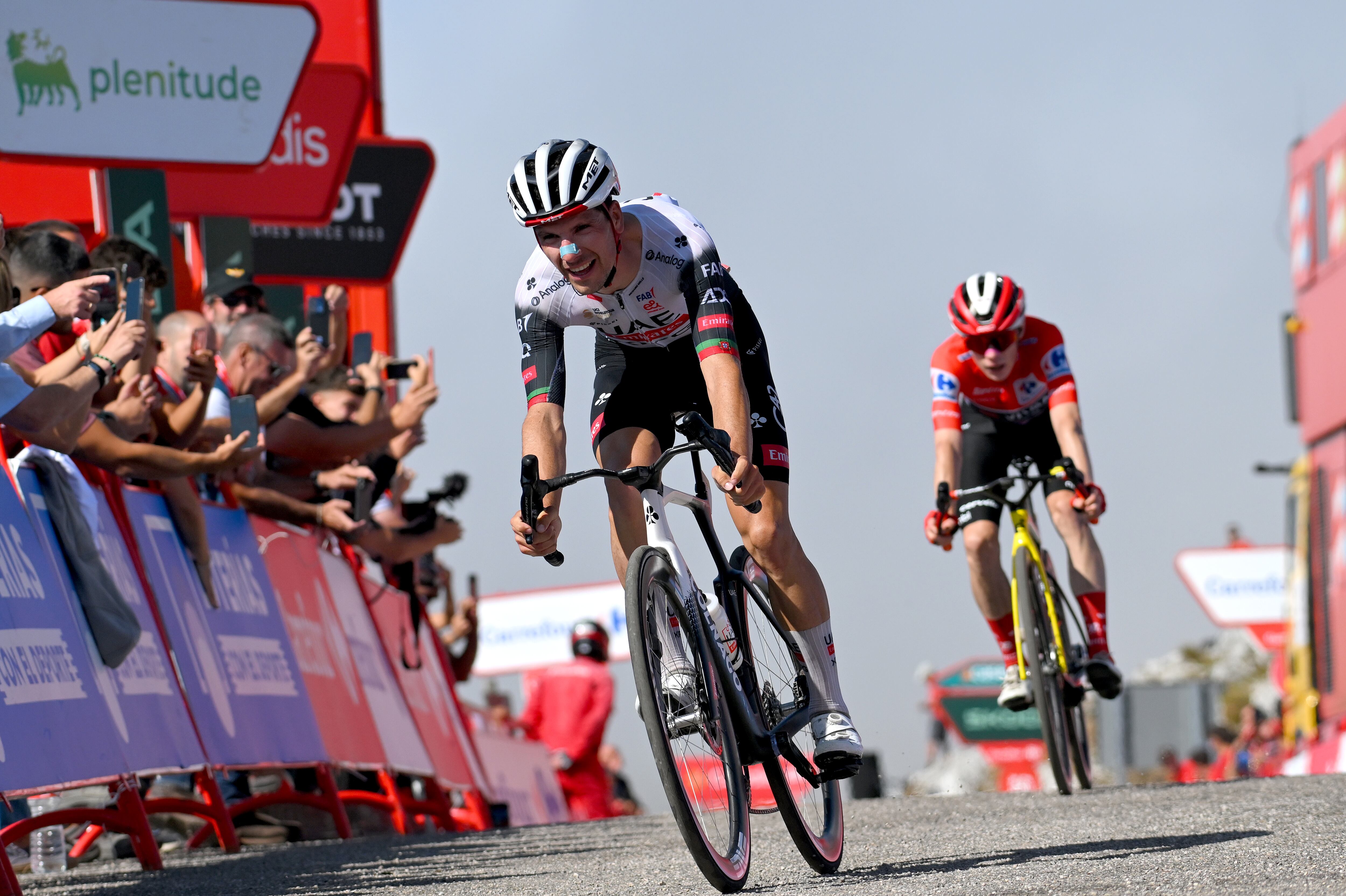 Joao Almeida se impone a Vingegaard en el ascenso al Angliru. (Tim de Waele/Getty Images)