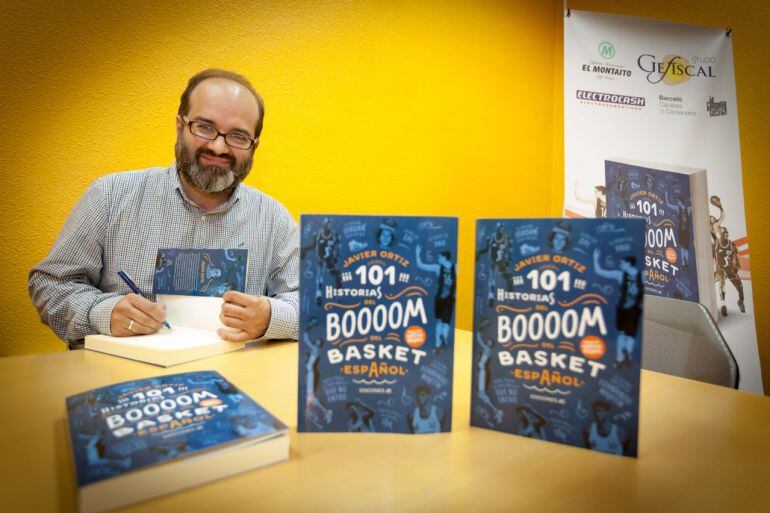 El periodista Javier Ortiz con su libro en la presentación de Mérida. 