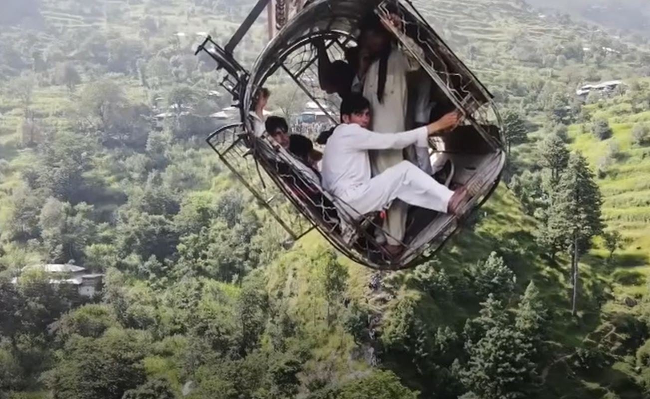 Imagen del rescate a cientos de metros de altura en un teleférico de Pakistán (BBC).