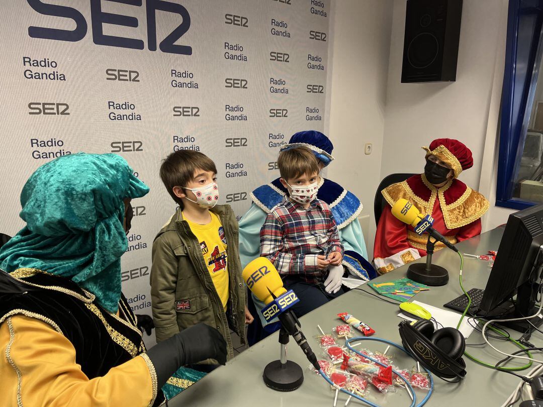 Pajes reales atienden a los niños en Radio Gandia 