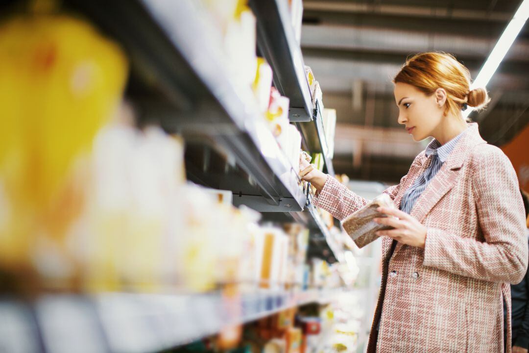 Mujer comprando productos sin gluten