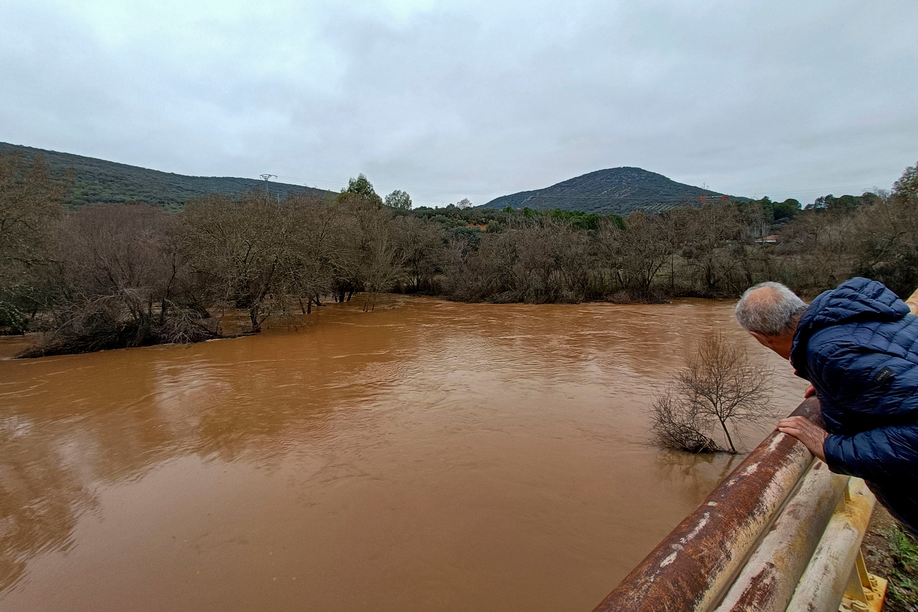 GRAF8403. PIEDRABUENA (CIUDAD REAL), 20/01/2024.- Un hombre observa la crecida del río Bullaque a su paso por Piedrabuena (Ciudad Real). Las lluvias que han dejado a su paso los frentes asociados a las borrascas Hipólito, Irene y Juan han provocado la crecida de los ríos Bullaque y Guadiana en Ciudad Real, que en el caso del primero ha alcanzado este sábado su máximo nivel, mientras que el Guadiana se prevé que ocurra en las próximas horas.EFE/Beldad
