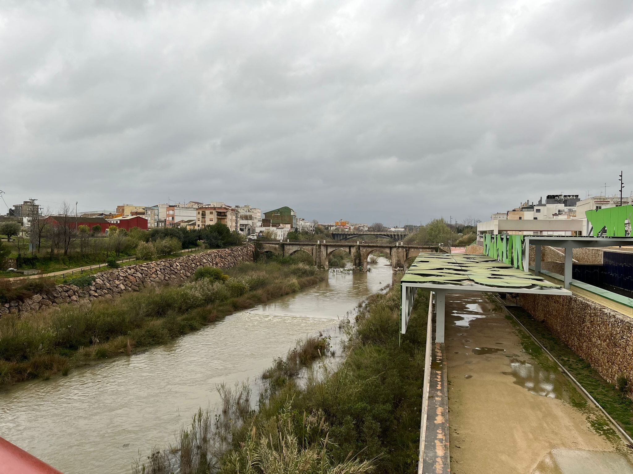 Río Serpis lleno de agua en la ciudad de Gandia