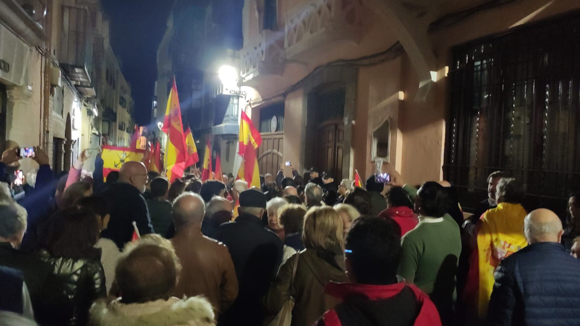 Concentración ciudadana a las puertas del PSOE de Jaén contra la Ley de Amnistía