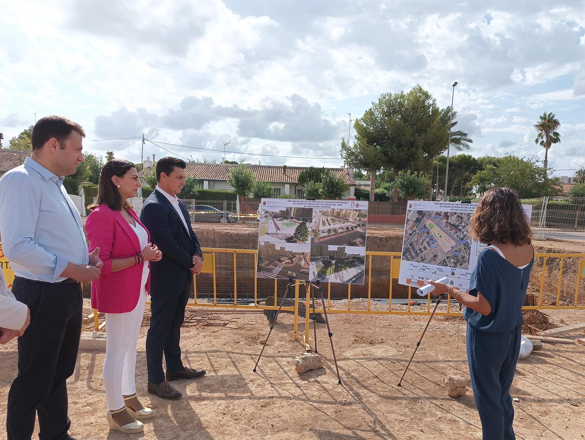 Imagen de la consejera Sara Rubira junto al alcalde de San Javier, José Miguel Luengo, en las obras del sistema de drenaje sostenible que se está construyendo en el municipio