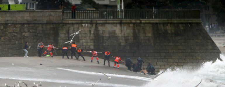 Agentes de la Policía Local de A Coruña y miembros de los equipos de Emergencias, durante el arriesgado rescate de un joven