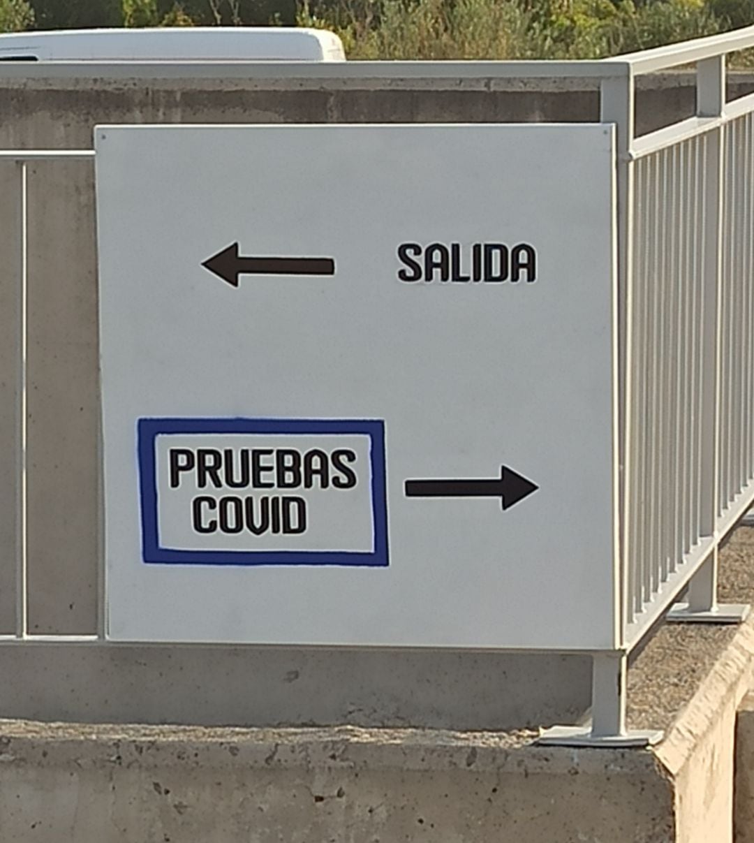 Señalización de las pruebas Covid-19 en el hospital comarcal 