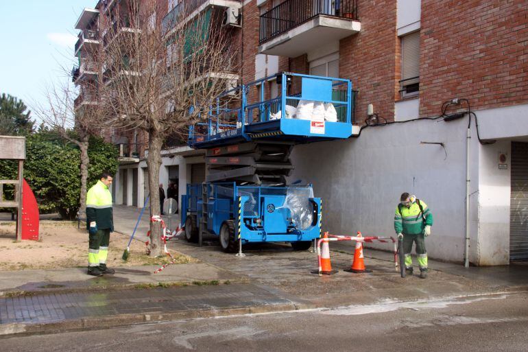 Elevadora des d'on va caure un operari que va acabar morint a Salt el febrer passat
