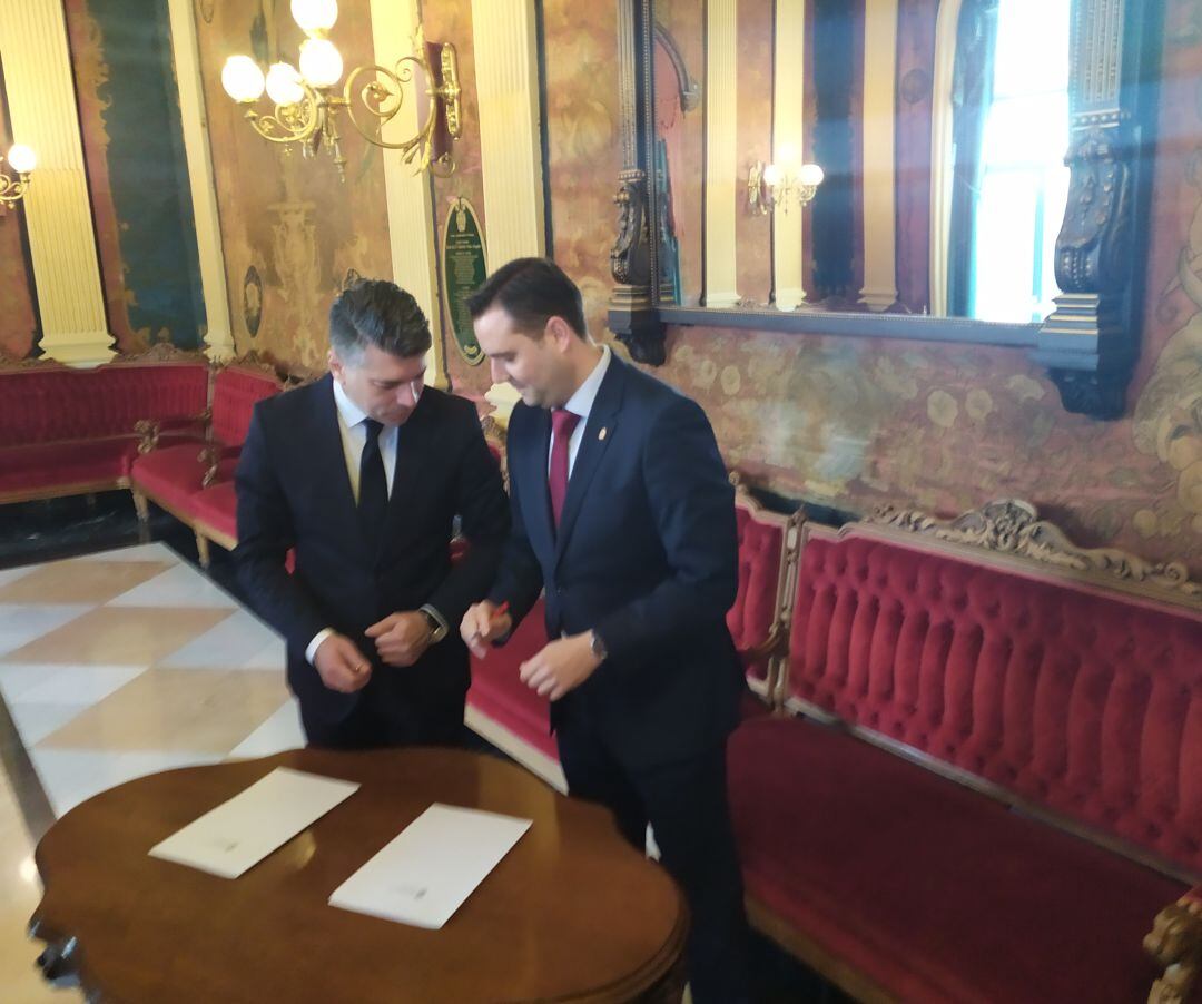 El alcalde de Burgos y el portavoz municipal de Ciudadanos han firmado el acuerdo para el presupuesto espaldados por sus concejales en el Salón Rojo del Teatro Principal