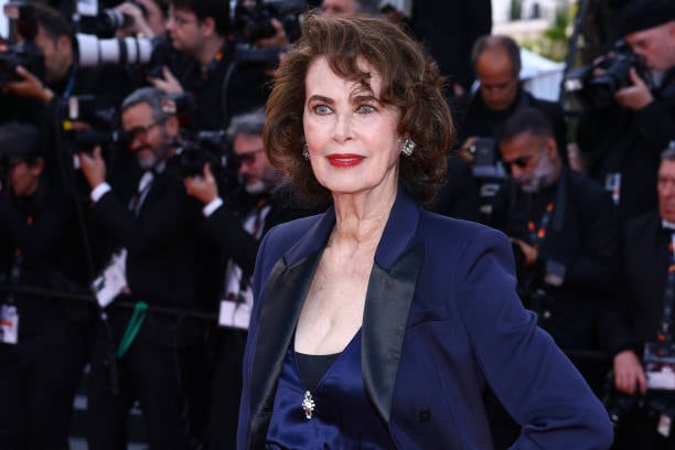 La actriz y modelo, Dayle Haddon, durante la alfombre roja del 77 Festival de Cine de Cannes