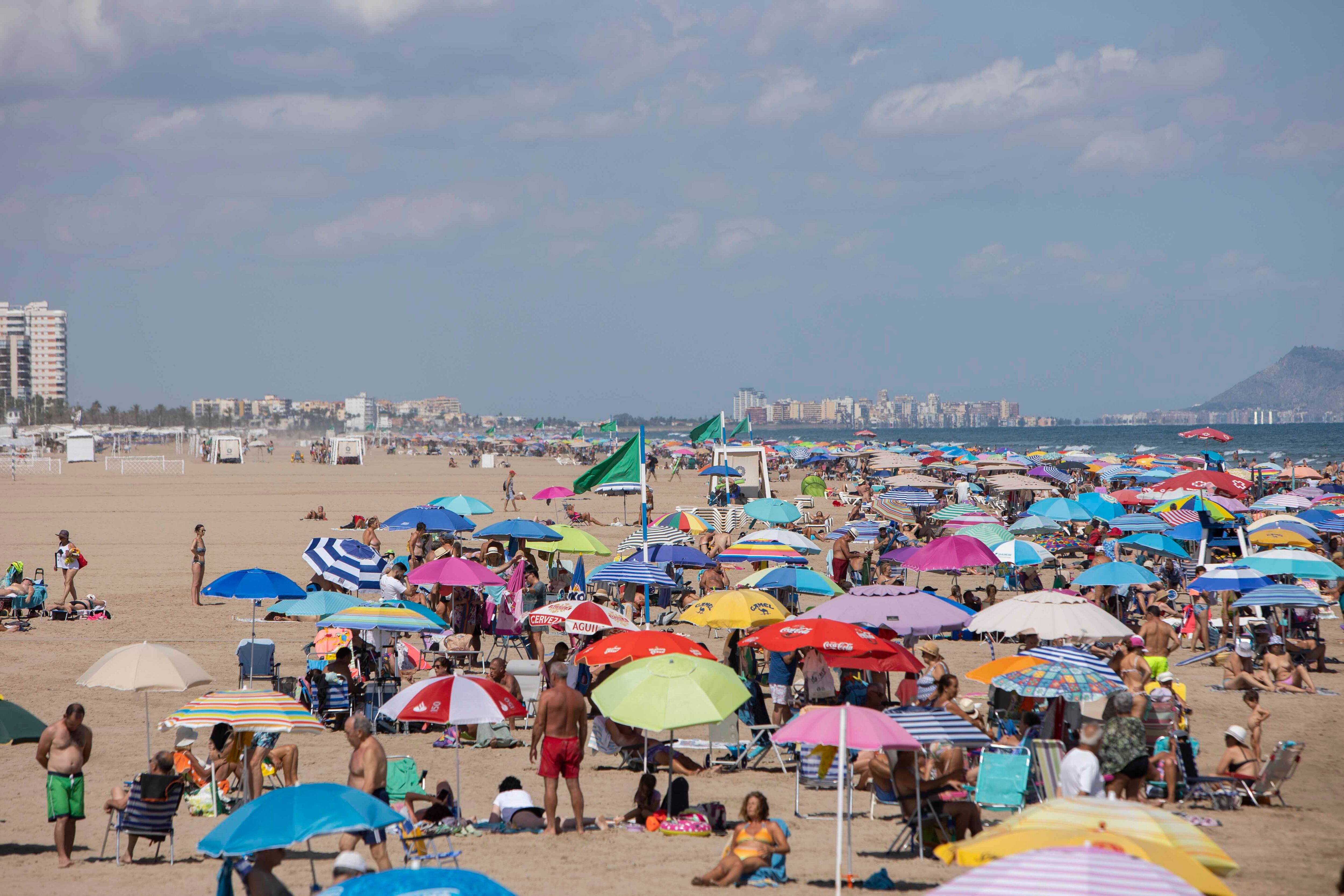 Gandia tiene un aspecto notable de presencia de bañistas, con una ocupación en la arena del 50%.