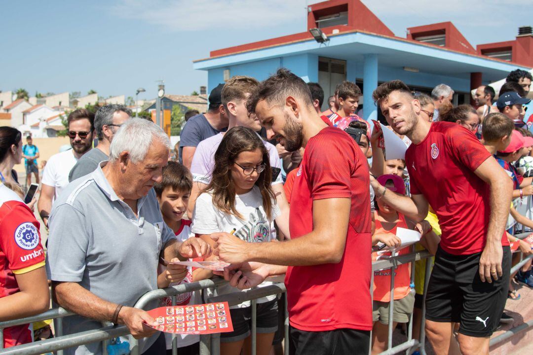 Stuani atén alguns dels aficionats que es van aplegar a l'Escala