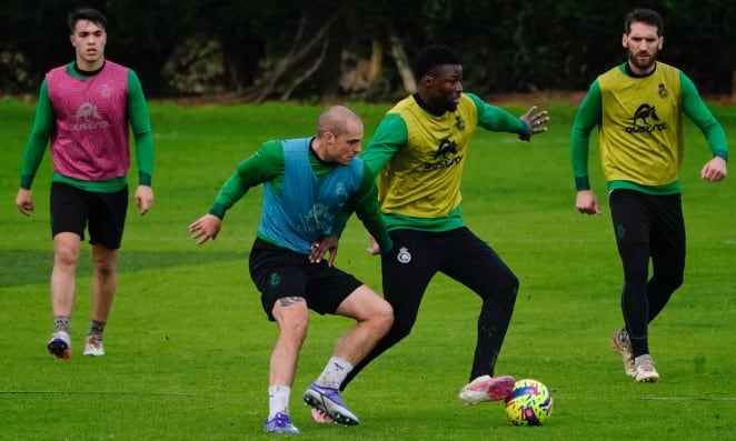 Pombo y Sekou entrenan con el balón amarillo de LaLiga