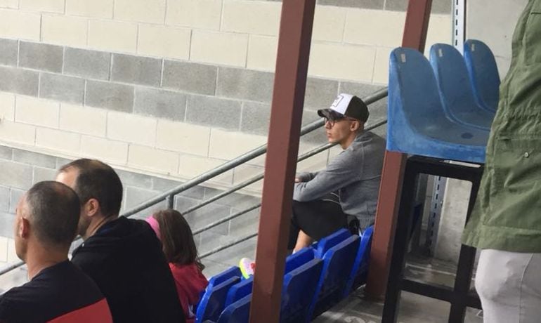 Ivan Alejo viendo sólo en la grada el comienzo del partido contra la Real del pasado viernes en Ipurua