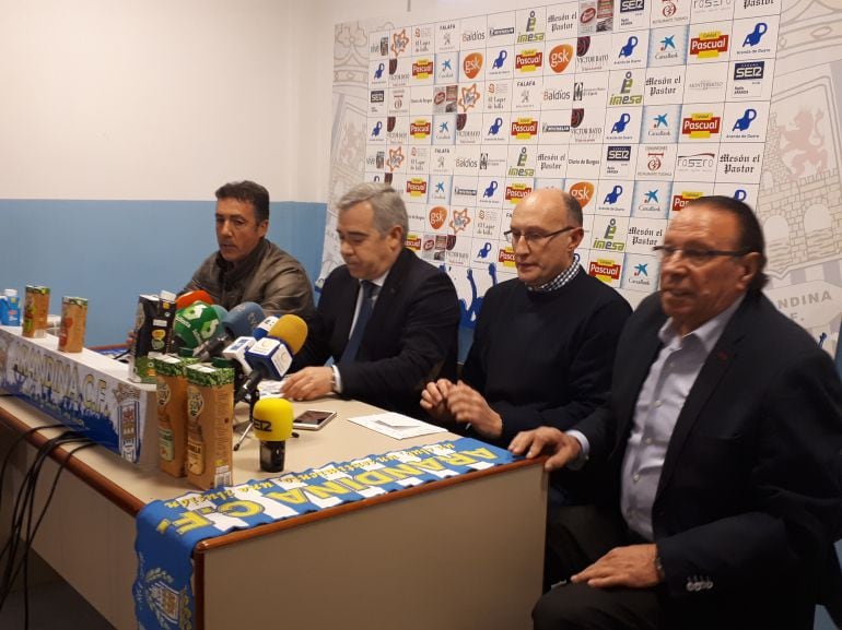 De izquierda a derecha, &#039;Campillo&#039; que fue cesado, el secretario del club Javier Almendáriz, el jefe de prensa Javier Gómez y el presidente de la Arandina, Pedro García