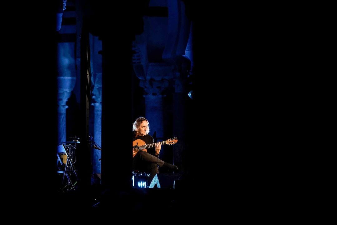 El guitarrista cordobés Vicente Amigo durante el concierto que ofreció este jueves en la Mezquita de Córdoba.