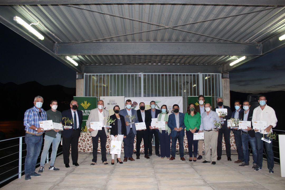 Foto de familia con premiados y representantes entidades y administraciones