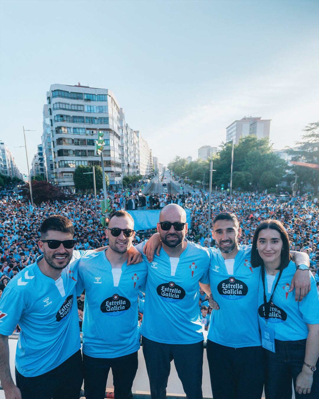 Claudio Giráldez y su cuerpo técnico en Plaza de América