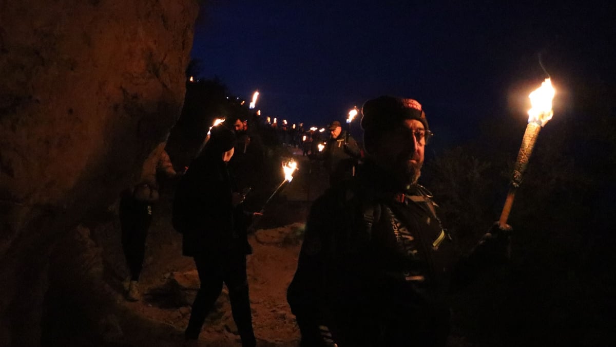 Se repartirán 100 antorchas de fuego y 150 de luces led