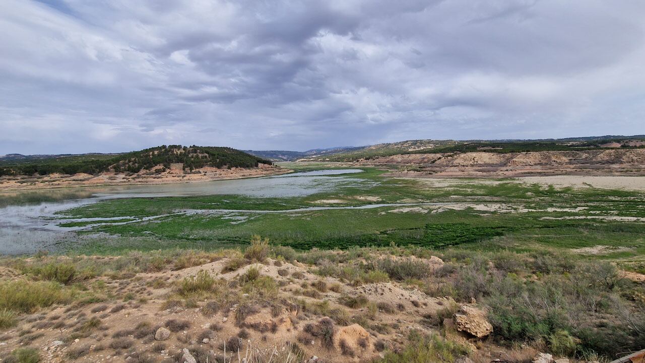 La cola del pantano del Negratín, en Granada, se encuentra en una zona muy baja