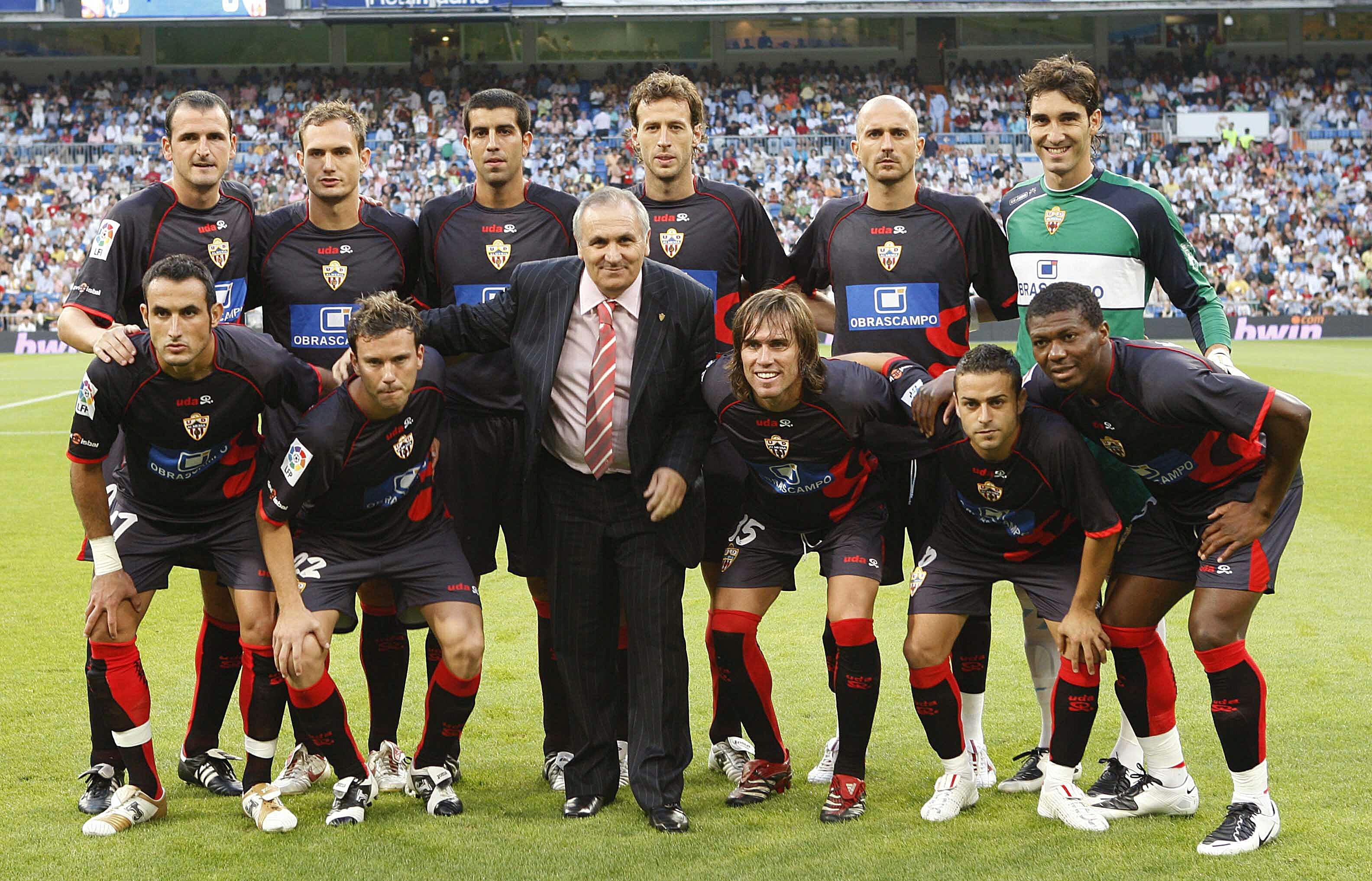 Alfonso García posó en el Bernabéu con su Almería vestido de negro.