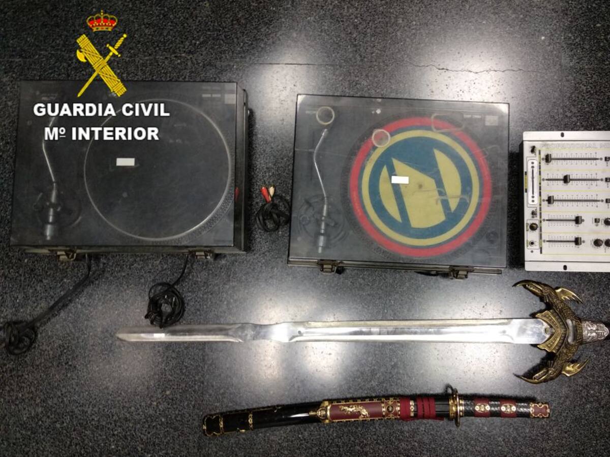 Detenido por sustraer dos platos giradiscos y dos espadas decorativas en Priaranza