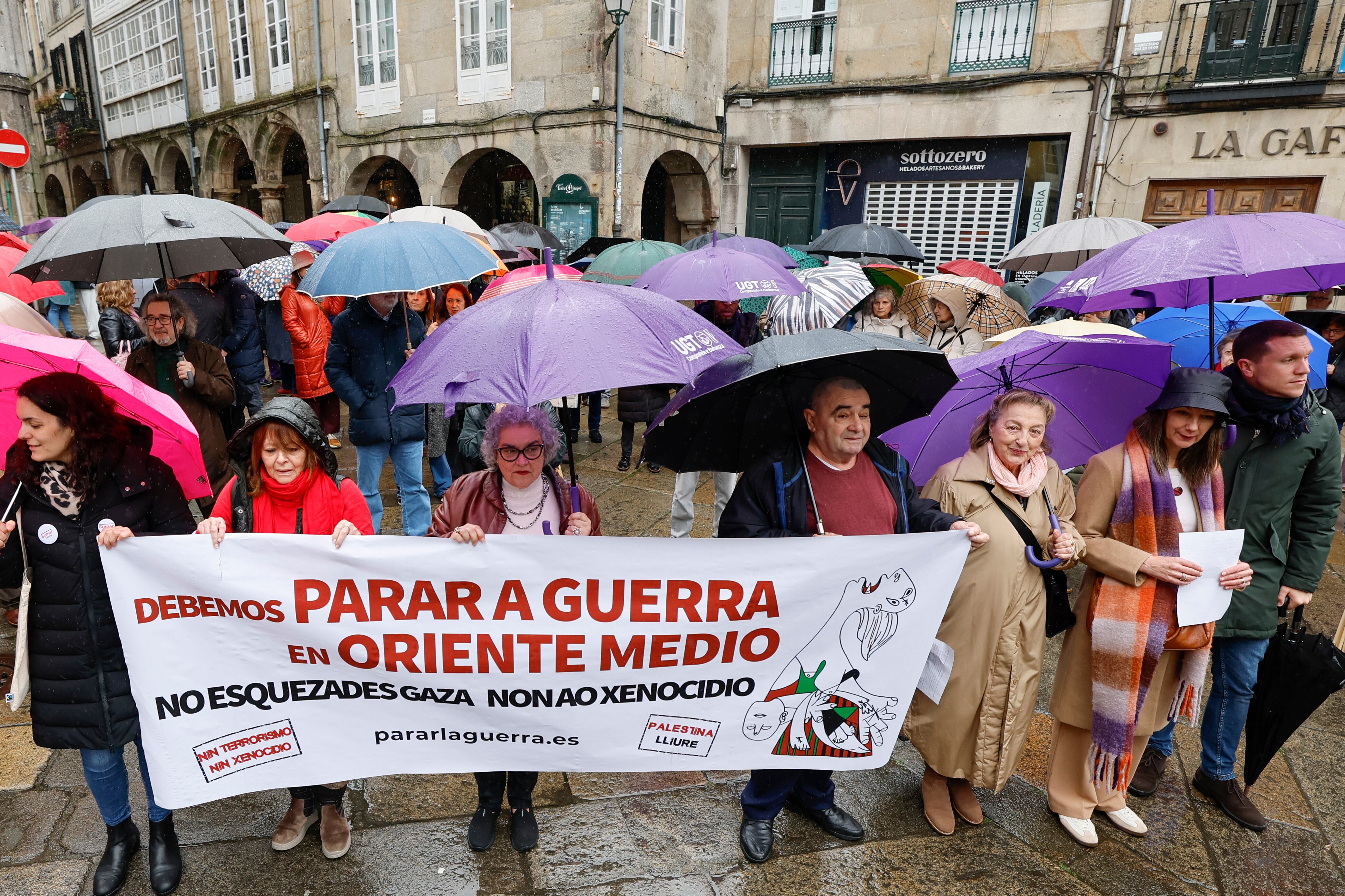 GRAF280. SANTIAGO DE COMPOSTELA, 14/03/2026.- La secretaria de Organización del PSdeG, Lara Méndez (2d), y el secretario do PSdeG de Santiago, Aitor Bouza (d), participan en la concentración organizada por la plataforma Parar la Guerra, hoy sábado en Santiago de Compostela. EFE/Lavandeira jr