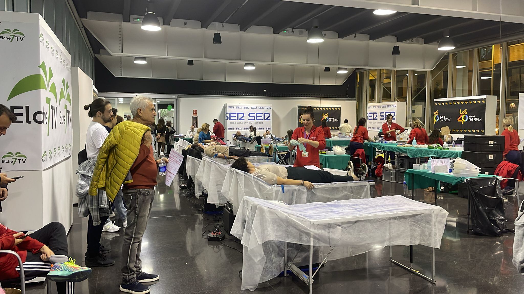 Varios donantes esperan a que s eliberen camillas para donar