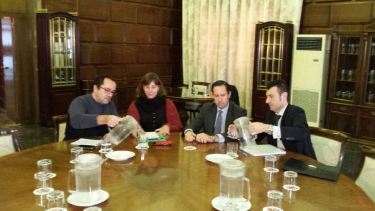 Imagen de la reunión mantenida esta mañana en el Ayuntamiento de Zaragoza de los concejales Alberto Cubero y Teresa Artigas con los responsables de la empresa ADO