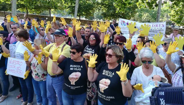 Decenas de denunciantes se manifestaron durante el juicio en junio