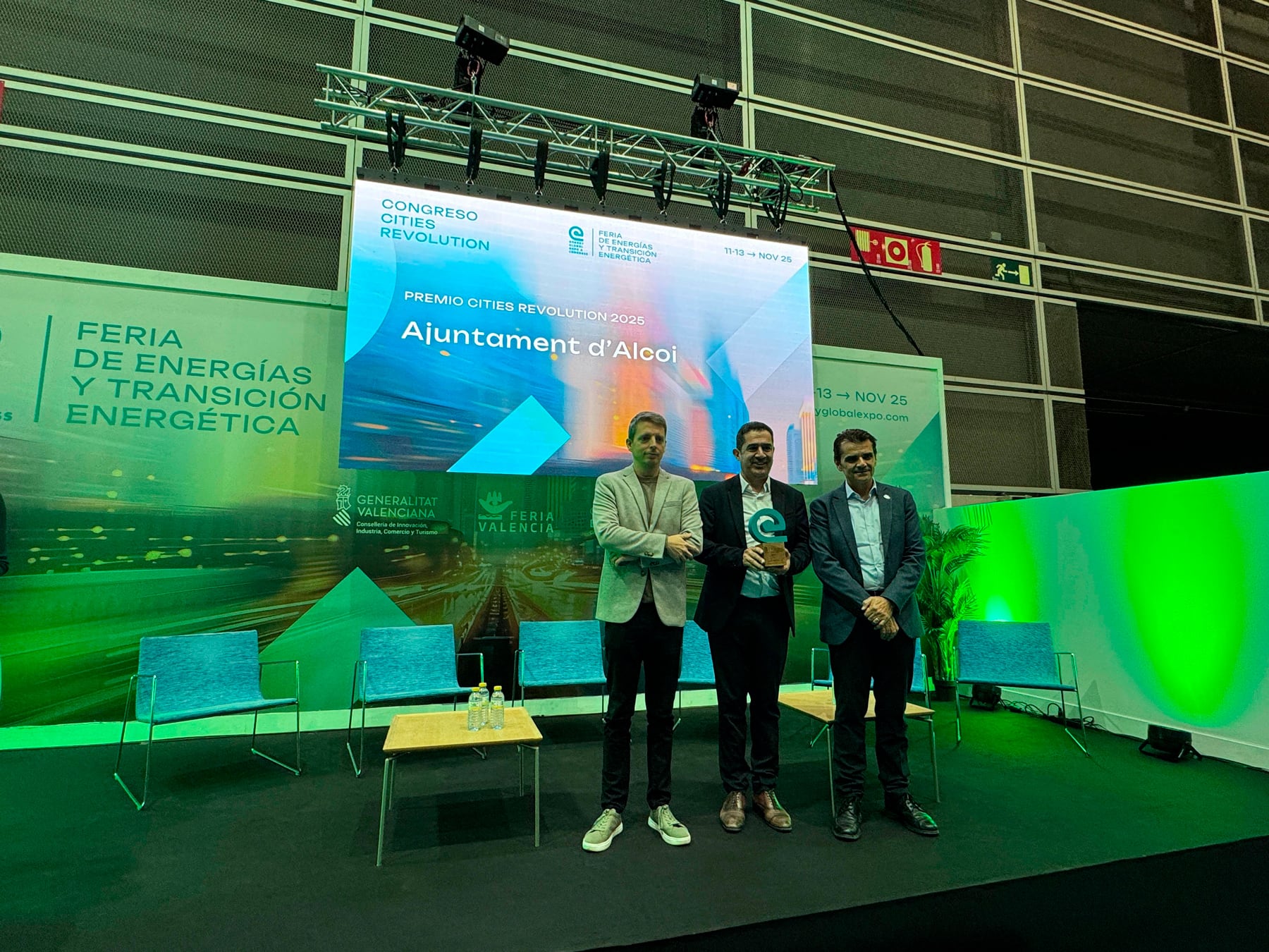 Toni Francés, en el centro de la imagen con el premio recibido