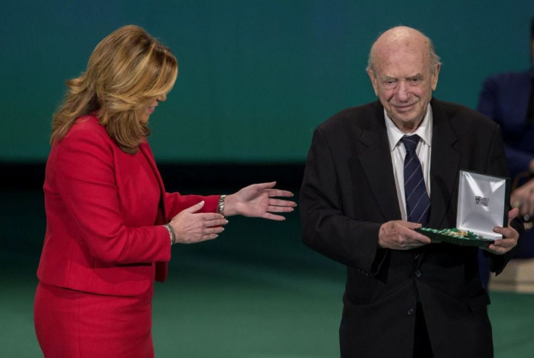 Loring, recogiendo la Medalla de Andalucía.