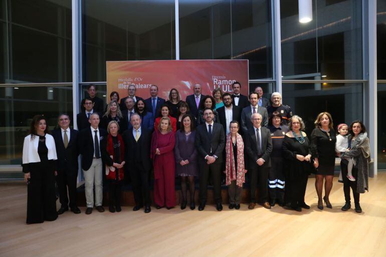 Imagen de los premiados y las autoridades antes de la entrega de galardones