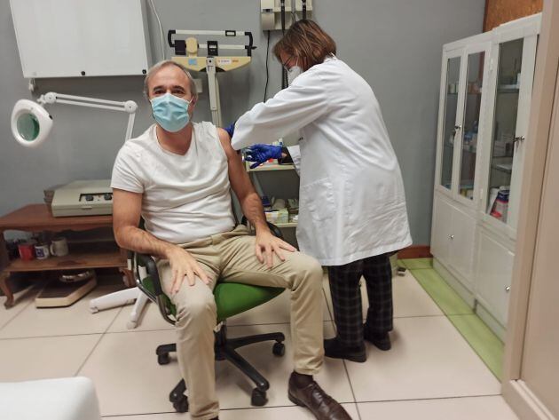 El alcalde de Zaragoza, Jorge Azcón, vacunándose de la gripe