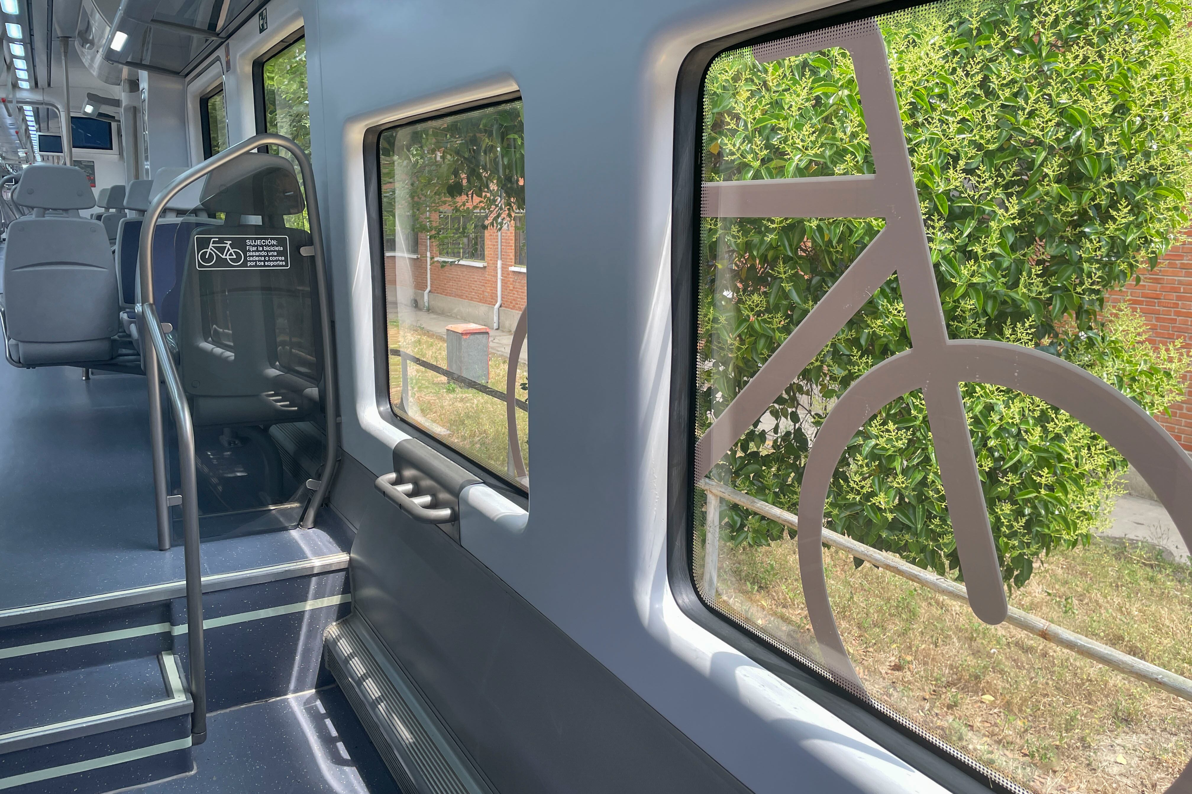 MADRID, 03/06/2025.- Vista de los nuevos vinilos de señalización de bicicletas en Renfe, que ha flexibilizado su normativa para facilitar el transporte de las bicicletas en sus trenes. EFE/Inés Verdejo