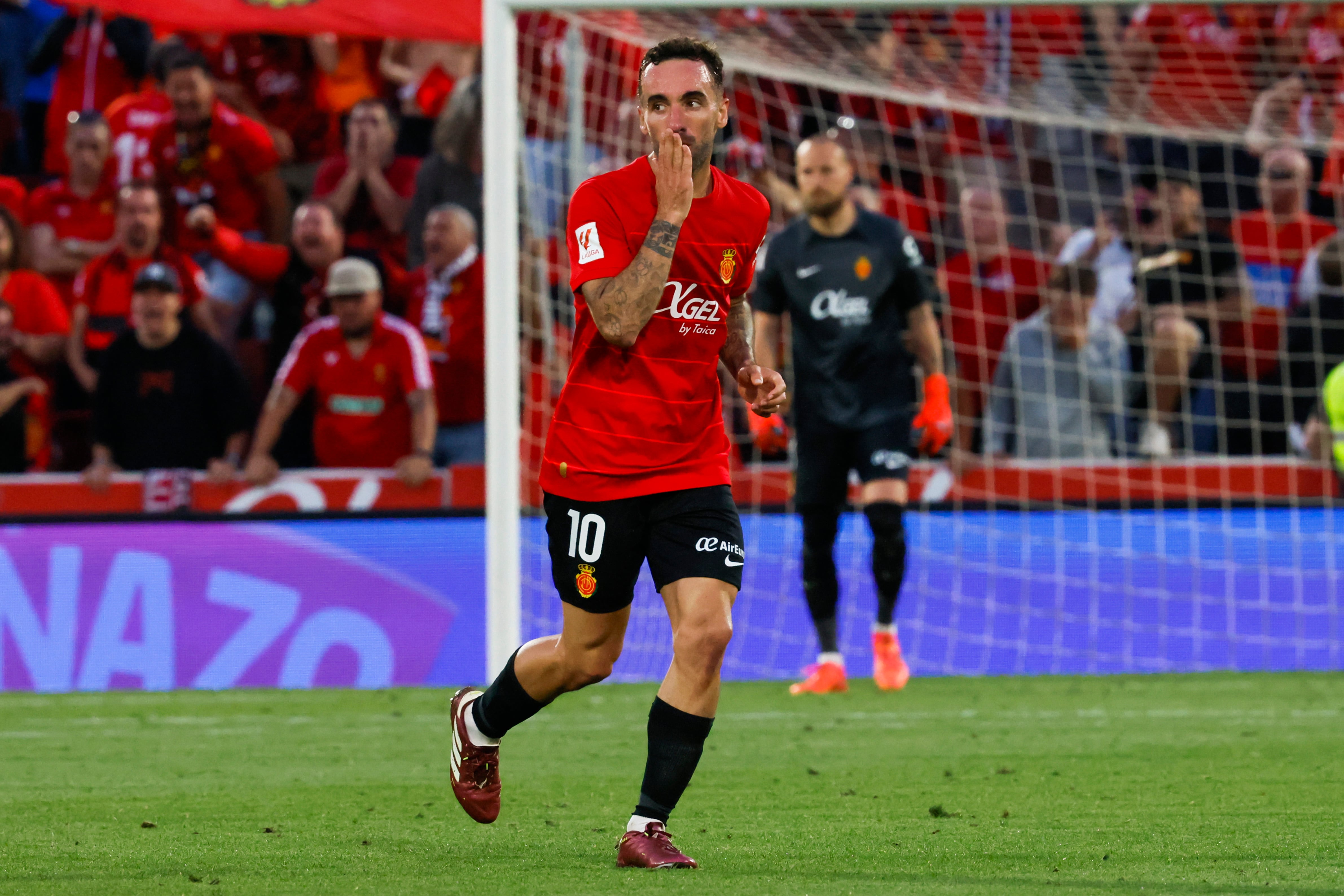 PALMA DE MALLORCA, 19/05/2024.- El centrocampista del Mallorca Sergi Darder celebra tras anotar un gol durante el partido de Liga en Primera División que RCD Mallorca y UD Almería disputan este domingo en el estadio de Son Moix. EFE/Cati Cladera
