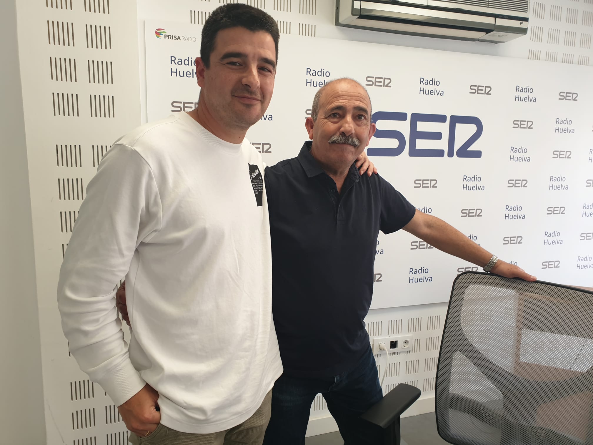 Jesús Osorno, autor del cartel de la Romería del Rocío de 2024 junto al ex director de la Escuela de Arte León Ortega de Huelva