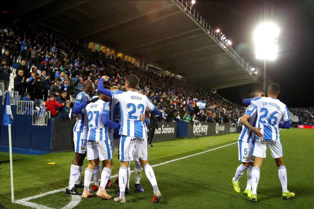 El delantero marroquí del Leganés Youssef En-Nesyri (d) celebra con sus compañeros su gol ante el Alavés.