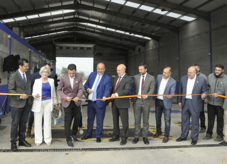 Jose Luis Martínez Guijarro, vicepresidente de la Junta en el acto de inauguración de la nueva ITV en Piedrabuena, junto a otras autoridades