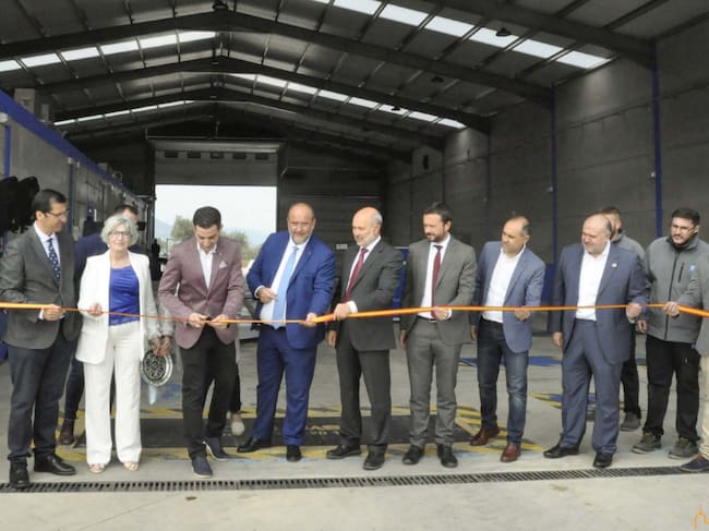 Jose Luis Martínez Guijarro, vicepresidente de la Junta en el acto de inauguración de la nueva ITV en Piedrabuena, junto a otras autoridades