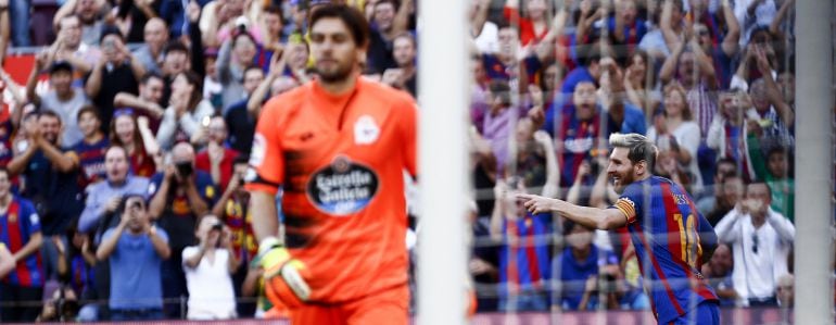 El delantero argentino del FC Barcelona Leo Messi celebra su primer gol y cuarto del equipo azulgrana.